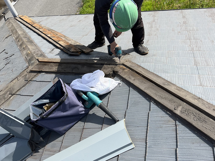 屋根の棟板金修理にかかる費用は？劣化サインと費用を抑えるコツを解説！