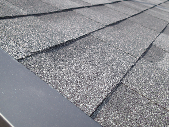 アスファルトシングルのメリットとデメリット