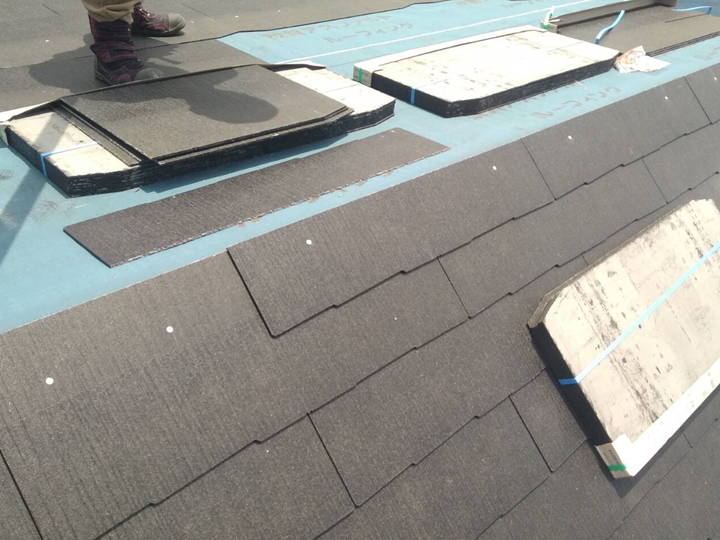 スレート屋根への葺き替え工事の様子