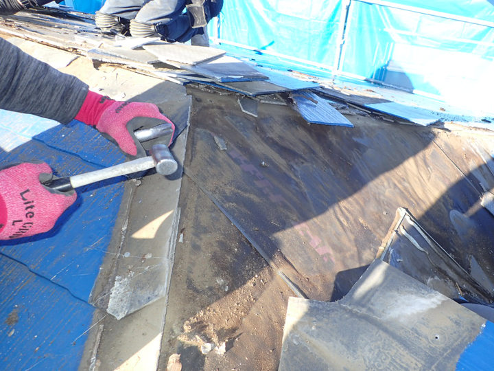 スレート屋根の葺き替え工事の様子