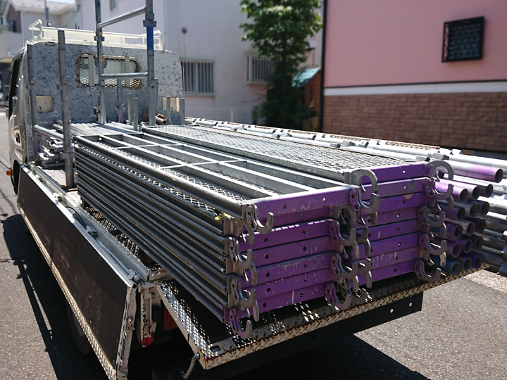 足場材運搬の様子