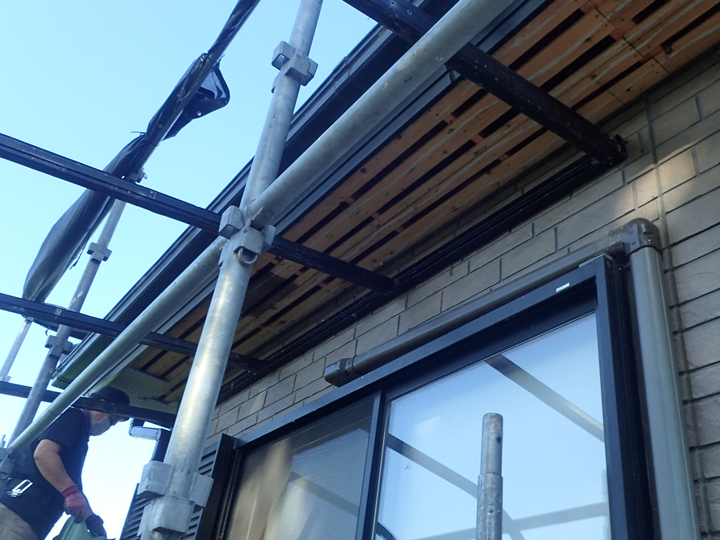軒天の全体的な張り替え工事の様子