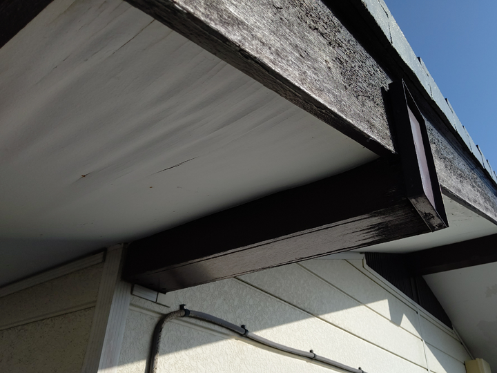 軒天の塗装が必要なサインとは?