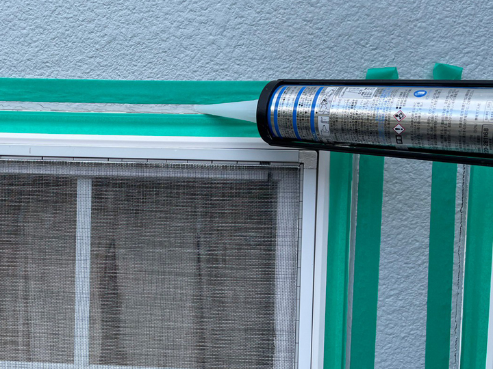 サッシ周りのコーキング工事の様子