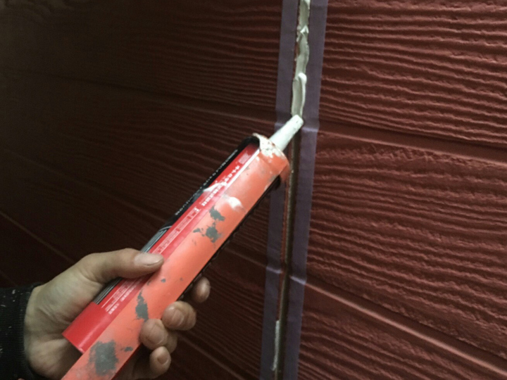 外壁の目地のコーキング工事の様子