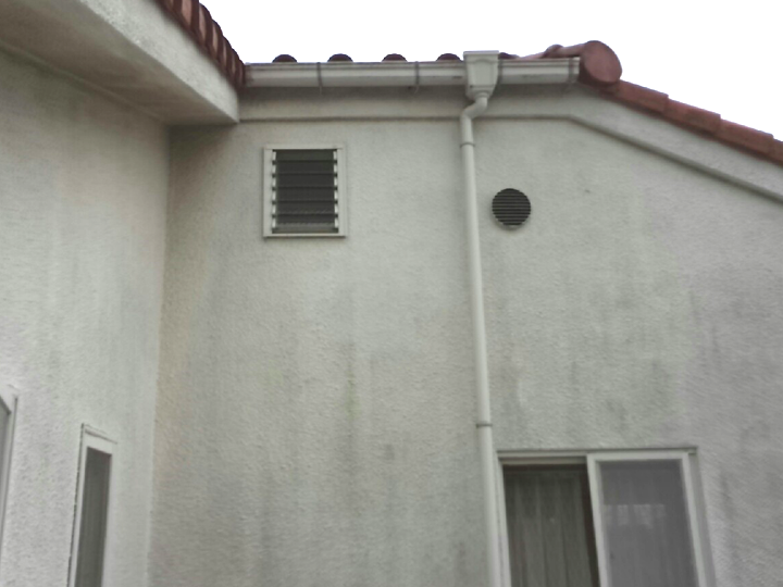 軒ゼロ住宅では雨風が直に当たるため、外壁の劣化スピードが早い