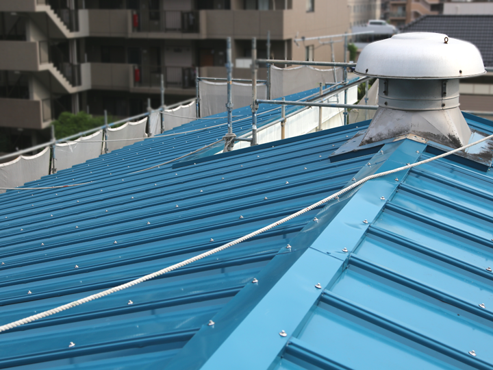 屋根の「勾配(こうばい)」とは、屋根がどれくらい傾いているかを表す角度のことを指します