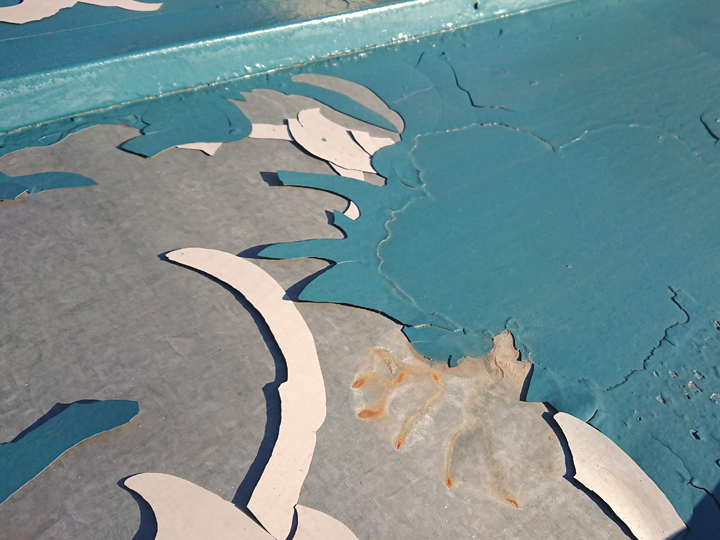 金属屋根の塗膜の剥がれ