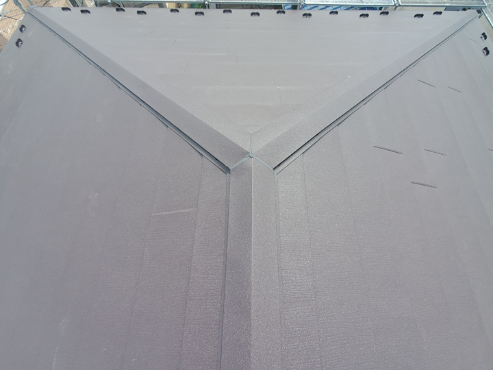 屋根にガルバリウム鋼板を選ぶ理由｜メリットと気をつけたいポイント