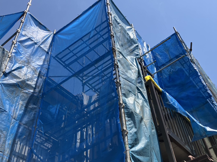 吹き付け塗装に欠かせないメッシュシートでの養生