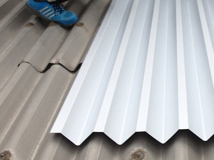 工場・倉庫の屋根におすすめの折板屋根カバー工事｜サビ・雨漏り対策の基本ガイド