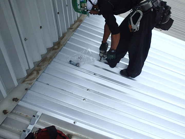 折板屋根のカバー工法の様子