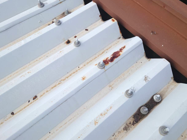 折板屋根が劣化すると起きやすいトラブル