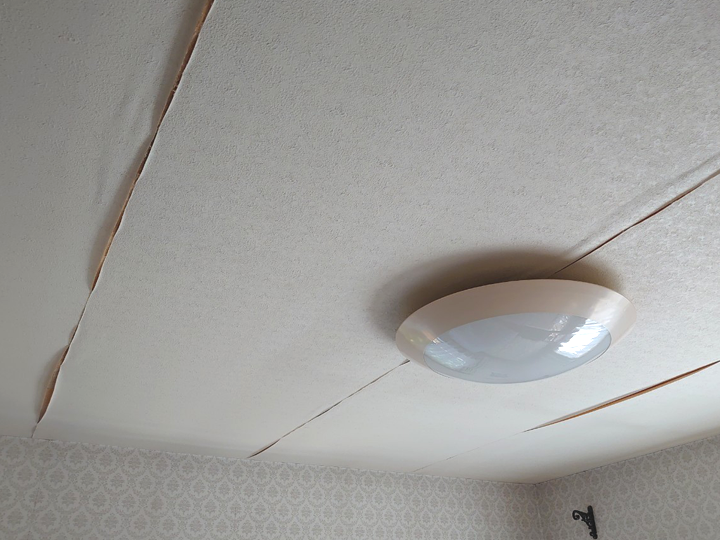 天井で起きる雨漏りの原因とサインを徹底解説｜放置NGな症状と予防のポイント