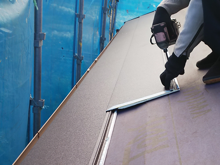 スーパーガルテクトの施工の様子