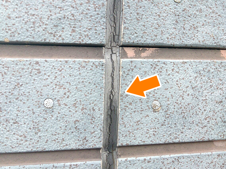 目地のシーリングが劣化しひび割れている状態