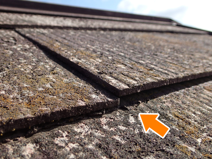 劣化が進み反りや浮きが見られるスレート屋根