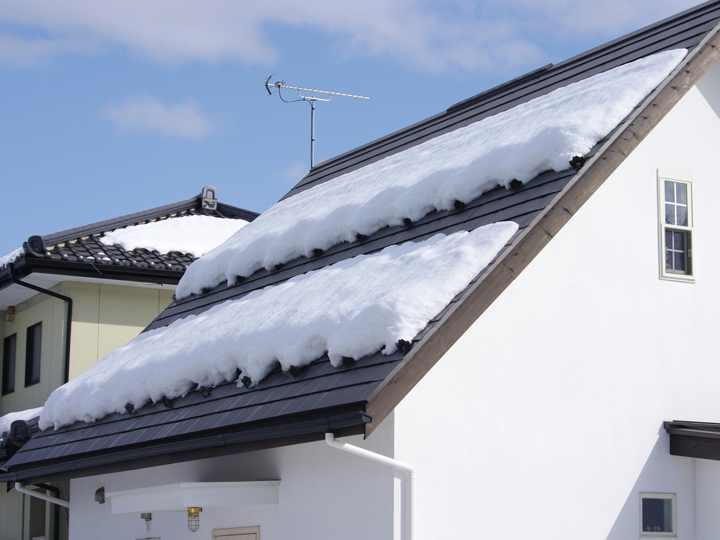 雪止めが設置された屋根