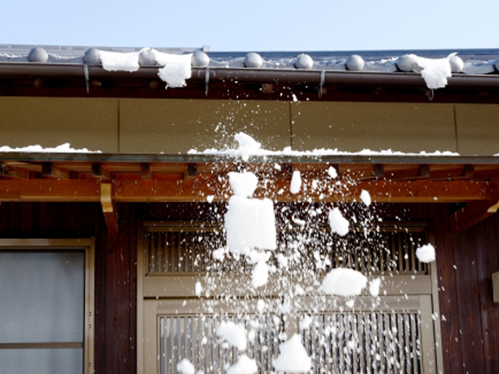 積雪による屋根トラブル対策｜落雪を防ぐ雪止めの重要性