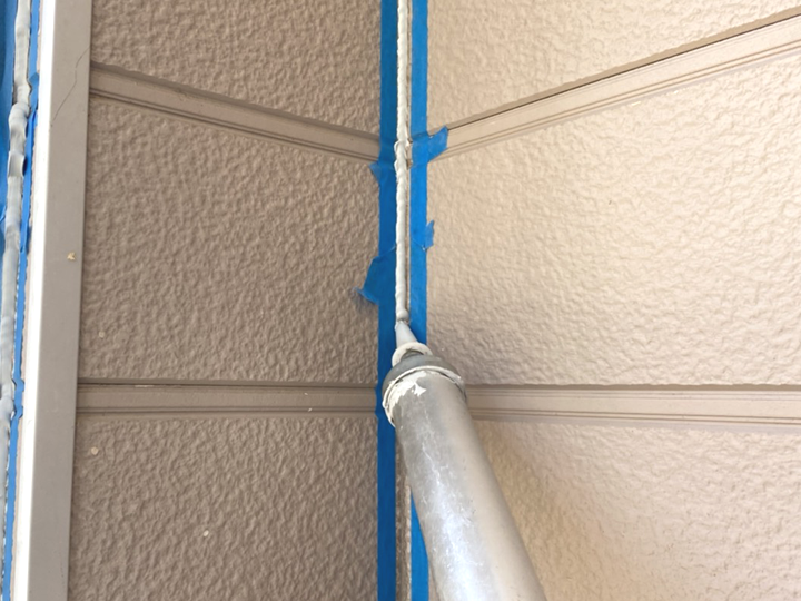 外壁目地のシーリング打ち替え工事の様子