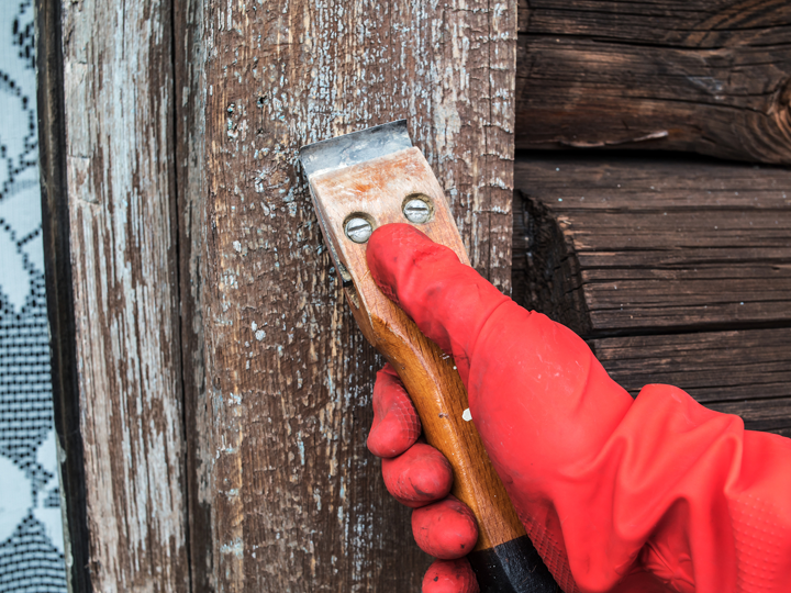 塗装前の、皮スキ（スクレーパー）を使ったケレン作業の様子