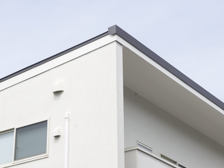 軒先が短い屋根の特徴と影響｜知っておきたい住まいの基礎知識をご紹介！