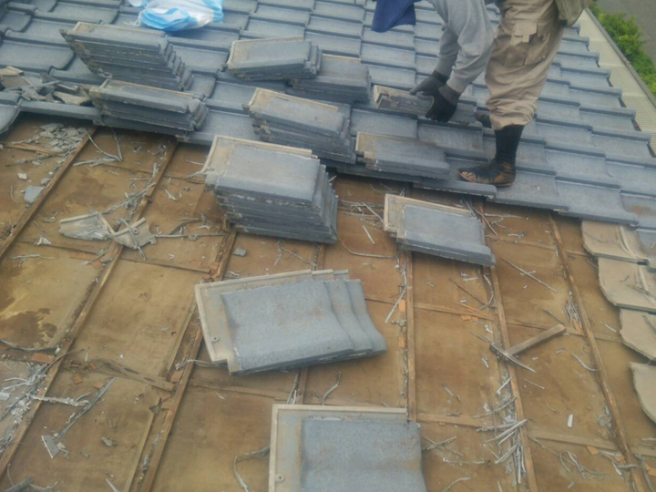 ラバーロック工法で雨漏りが起きた瓦屋根の葺き替え工事の様子