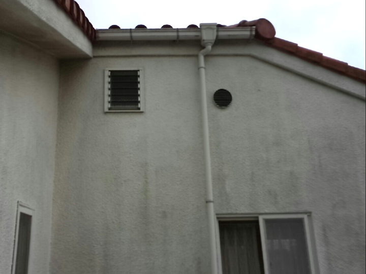 軒先が短いことで外壁が汚れやすくなるというデメリットがあります