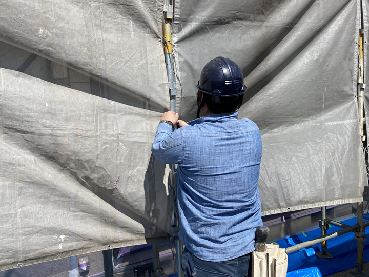 吹き付け塗装の際はメッシュシートでの養生など、周囲への配慮が欠かせません