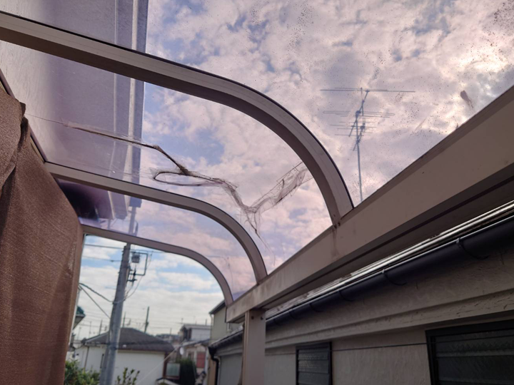 ポリカーボネートが割れやすくなる状況と環境