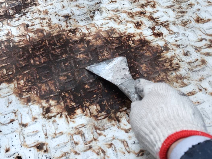 鉄部の下地処理（ケレン作業）の様子