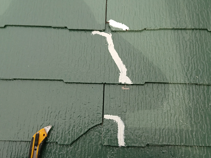 スレート屋根のひび割れをシーリング補修