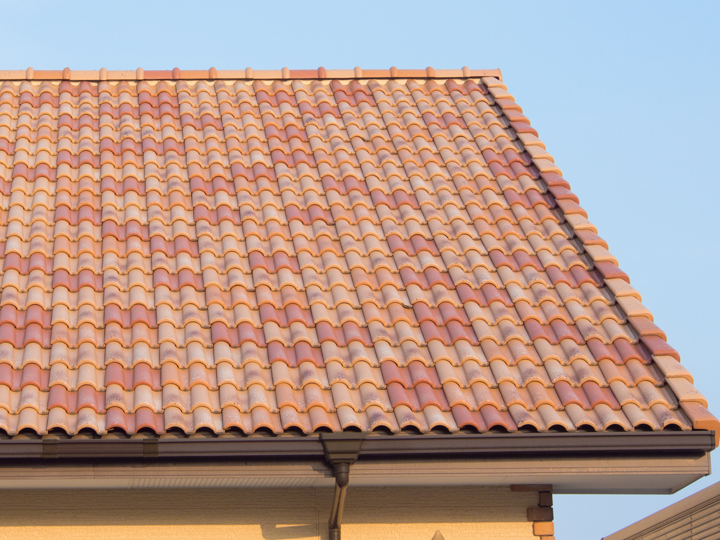 洋瓦は和洋折衷の住宅にも違和感なく馴染み、多くのお住いの屋根材として選ばれることが増えてきています！