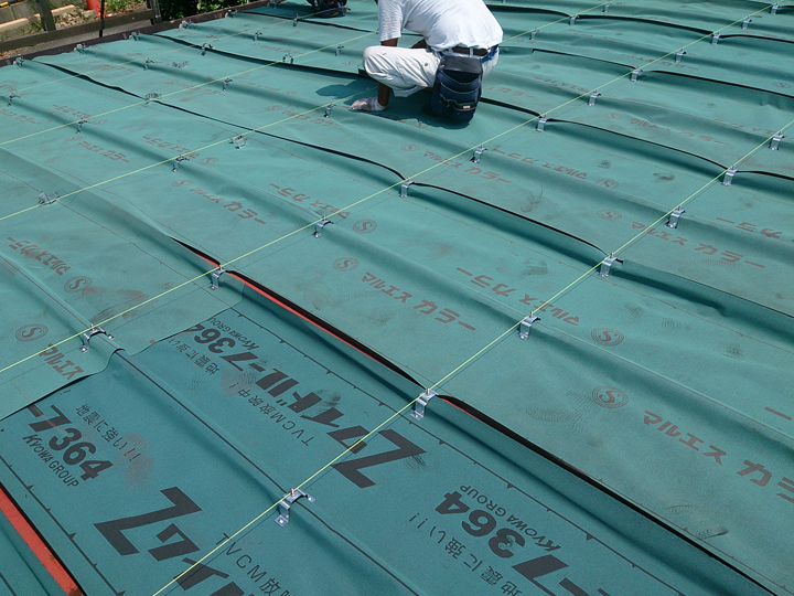 アスファルトルーフィング施工の様子