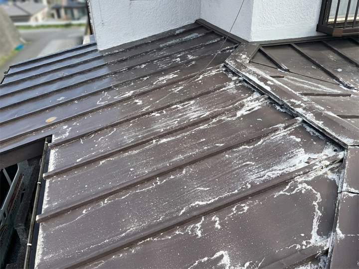 白錆が発生した金属屋根