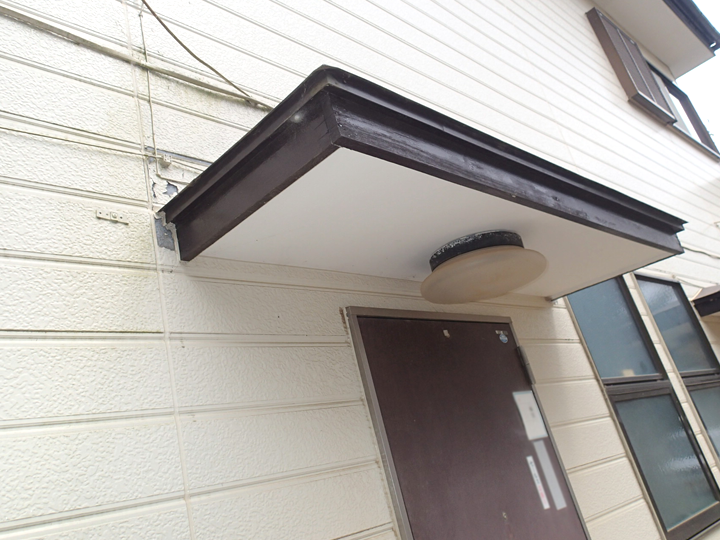お住まいに設置された庇