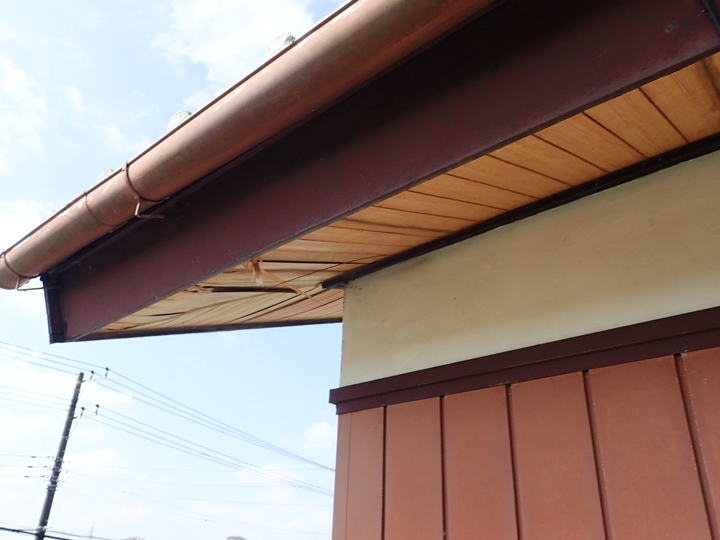 経年で木部が剥がれてきた軒天