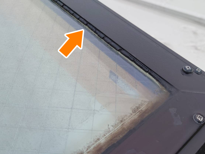 トップライト（天窓）からの雨漏りが起こる原因として一番多いのが、周囲の防水部材の劣化です