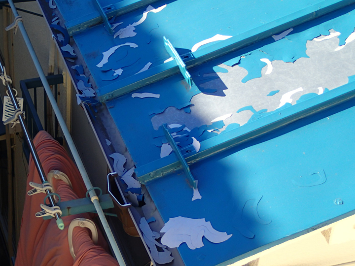 下地処理不足で塗膜が剥がれた金属屋根