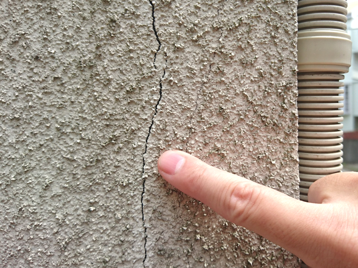 外壁にクラックを見つけたら要注意？原因と見分け方を解説