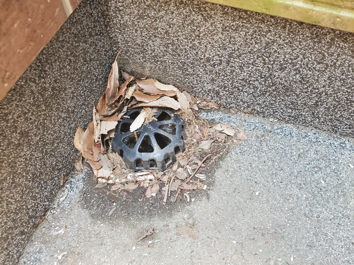 バルコニーの排水口周りで起きやすいトラブル