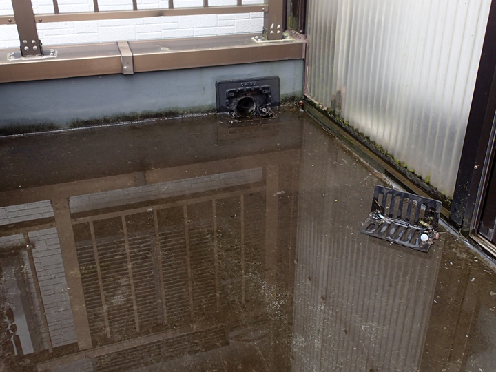 バルコニーの排水口の詰まりが引き起こす影響として、排水不良が挙げられます