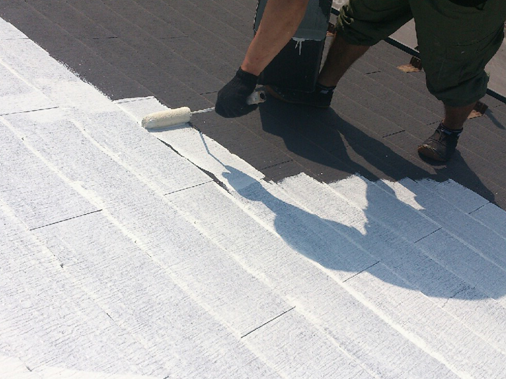 断熱塗料を使った屋根塗装の様子