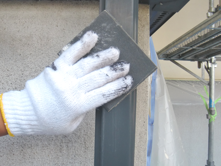 雨樋塗装前のケレン作業の様子