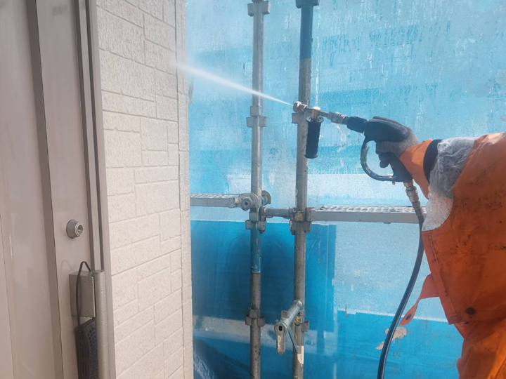 外壁の高圧洗浄の様子