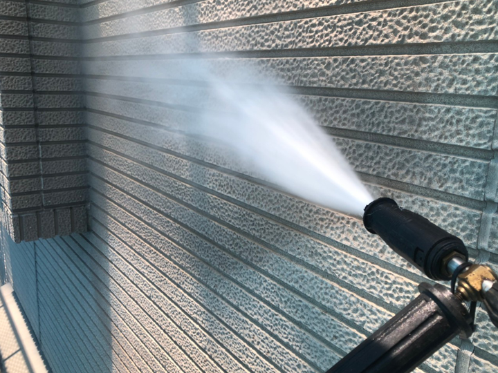 高圧洗浄では砂ぼこりや雨だれ跡だけでなく、外壁材の凹凸に入り込んだカビや苔、古い塗膜の粉なども落とすことが可能です