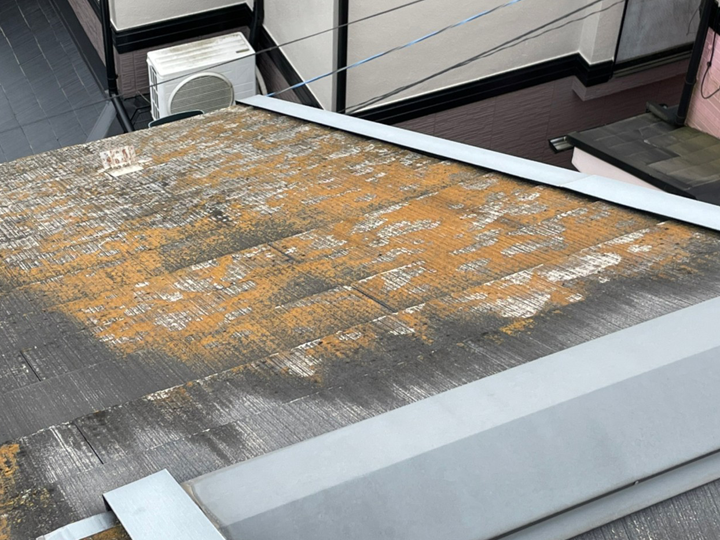 屋根に生えた苔をそのままにしてしまうと、見た目が悪くなるだけでなく屋根材自他の劣化が早まってしまいます