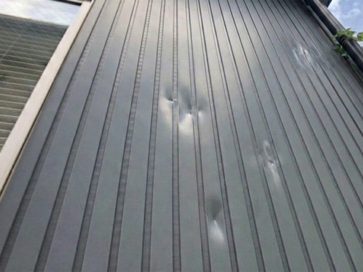 ガルバリウム鋼板は衝撃で凹みやすい