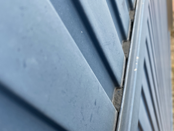 色あせたガルバリウム鋼板のサイディング