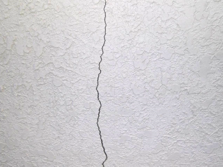 モルタル外壁にできたひび割れ（クラック）